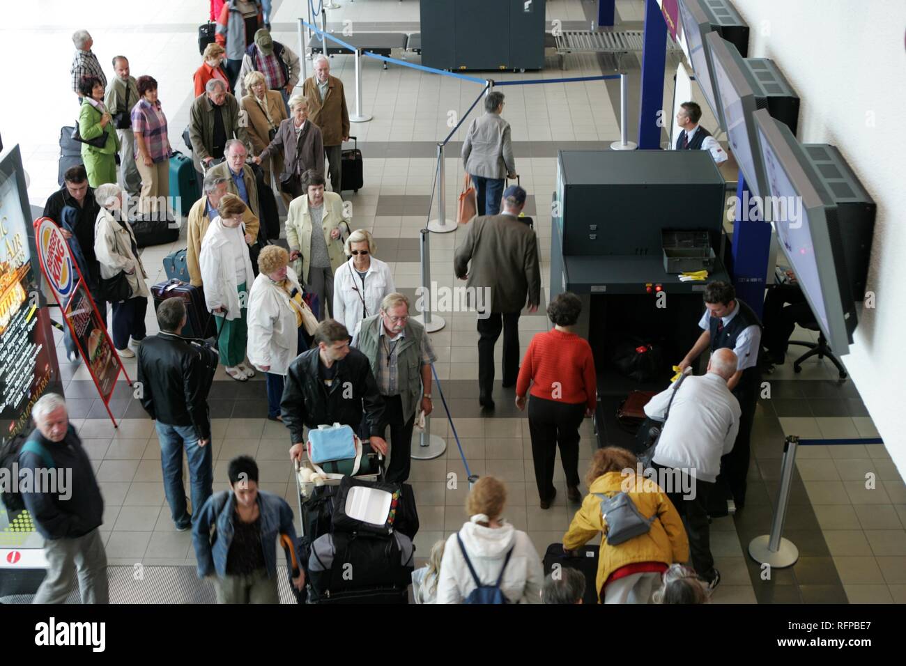 DEU, Deutschland, Berlin: Flughafen Berlin-Schönefeld. Sicherheit kontrollieren. X-ray Screening von Gepäck vor dem Check-in. Stockfoto