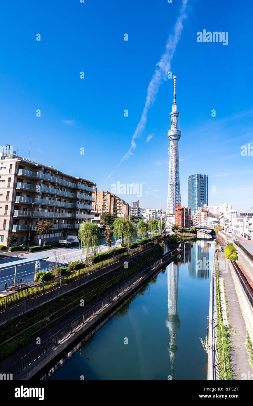 Tokio, Japan - November 21, 2018: Ein Teil von Japan Tokio skytree Turm Gebäude mit blauem Himmel Stockfoto