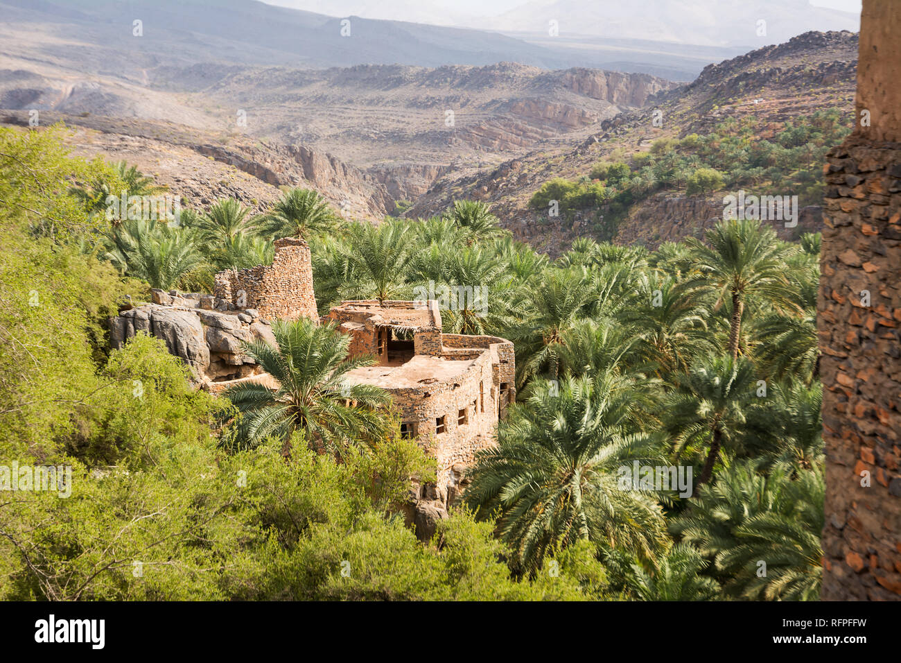 Detail eines alten Hauses im Dorf Misfat al Abriyyin Datum zwischen Palmen und das Tal im Hintergrund Stockfoto
