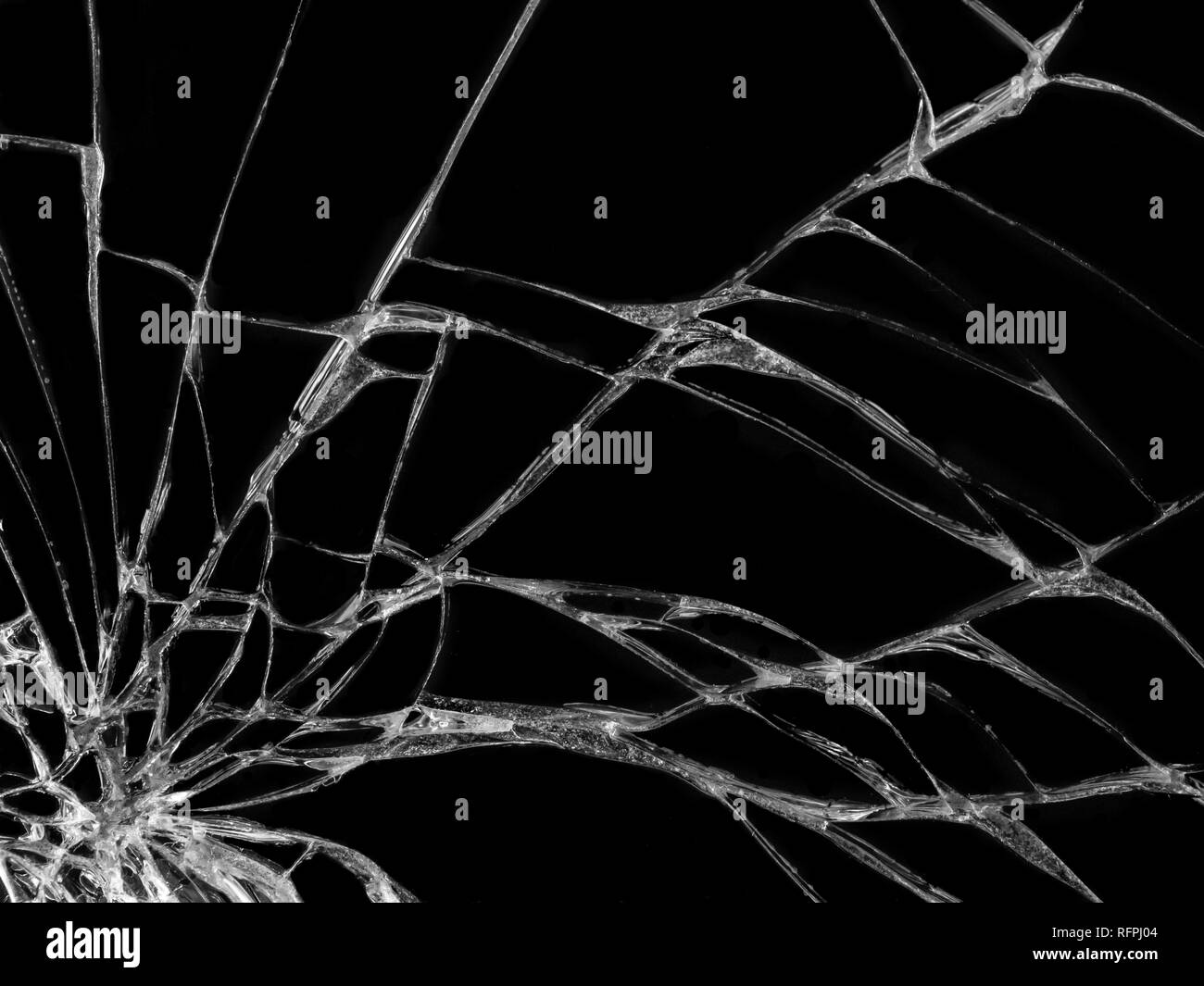 Risse im Glas Textur auf schwarzen Hintergrund. Isolierte realistische Risse im Glas Effekt. Stockfoto