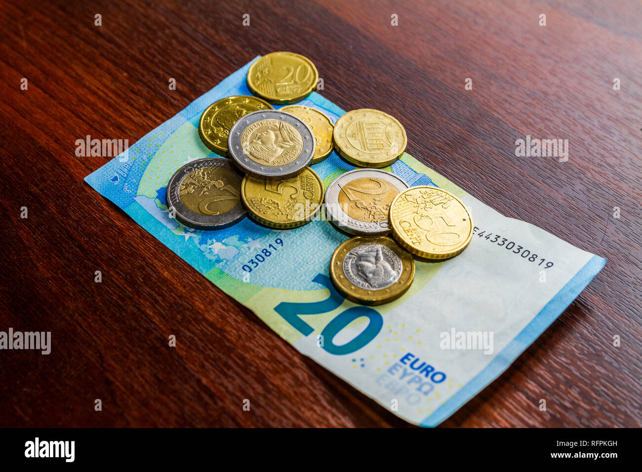 Europäische Währung Geld auf einem dunklen Holz Tisch isoliert Stockfoto