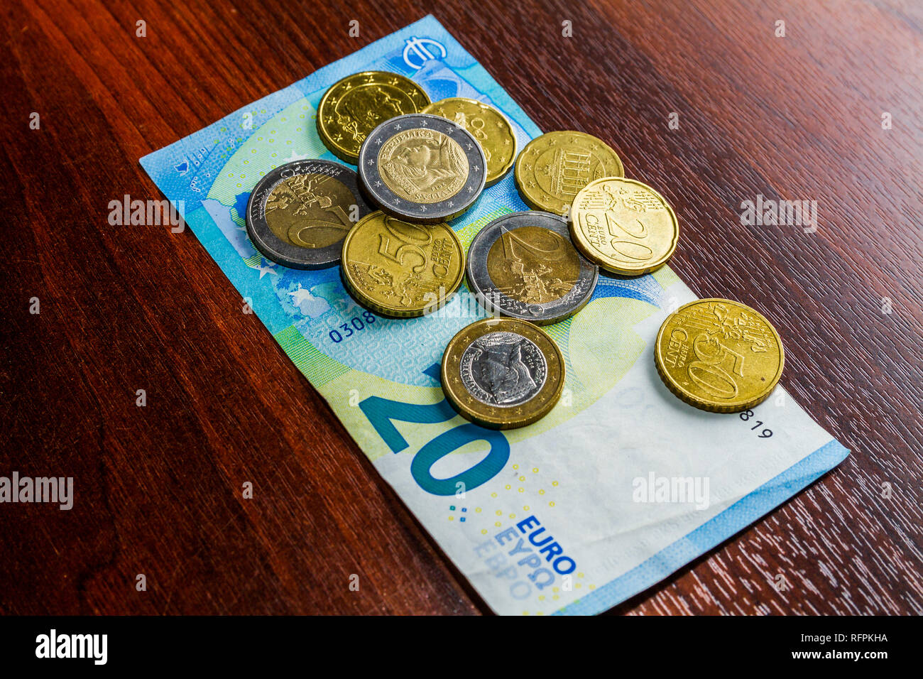 Europäische Währung Geld auf einem dunklen Holz Tisch isoliert Stockfoto