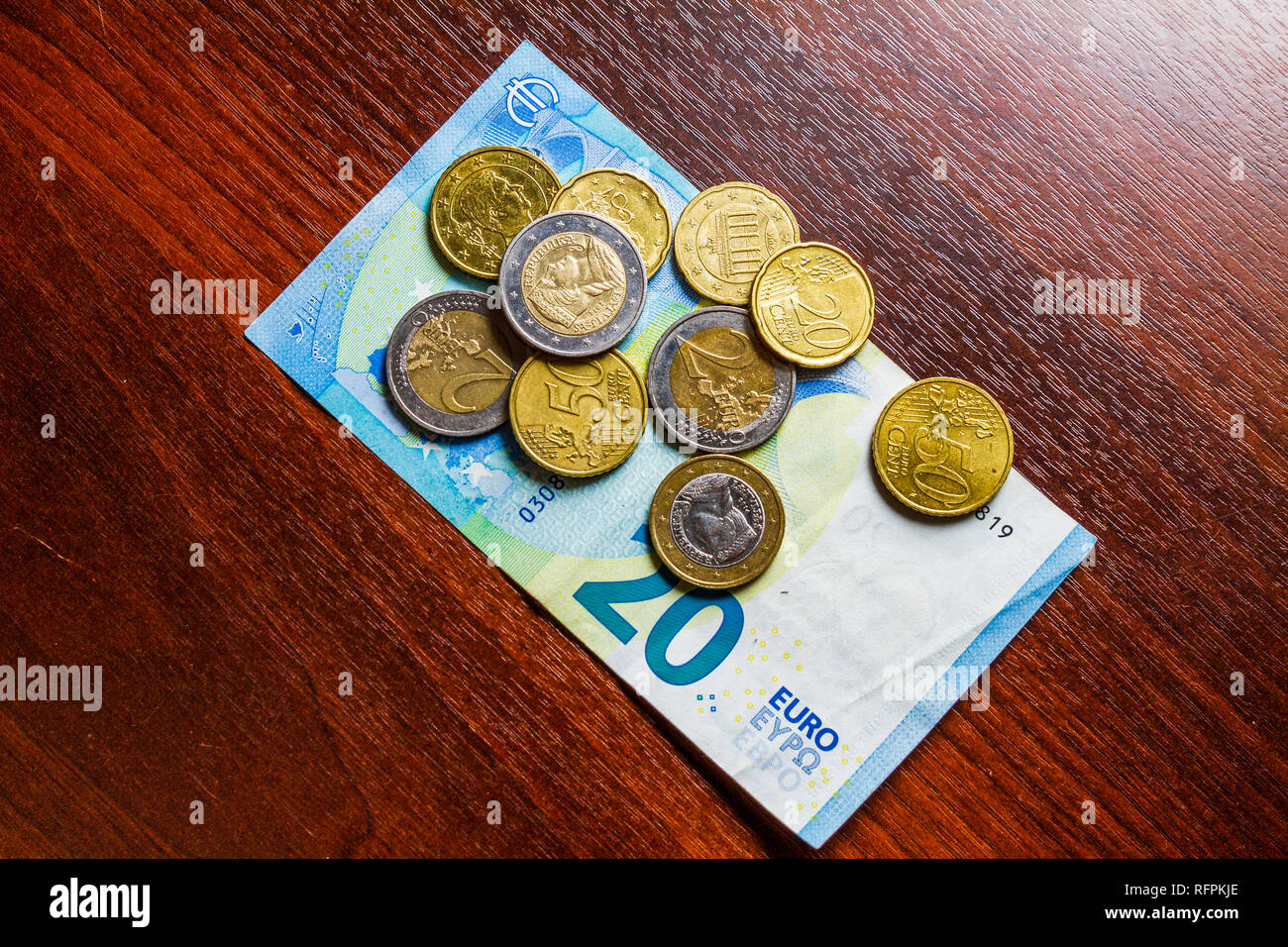 Europäische Währung Geld auf einem dunklen Holz Tisch isoliert Stockfoto