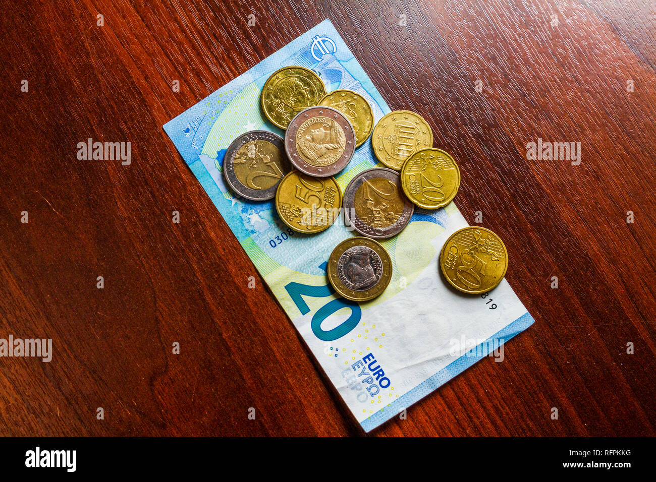 Europäische Währung Geld auf einem dunklen Holz Tisch isoliert Stockfoto