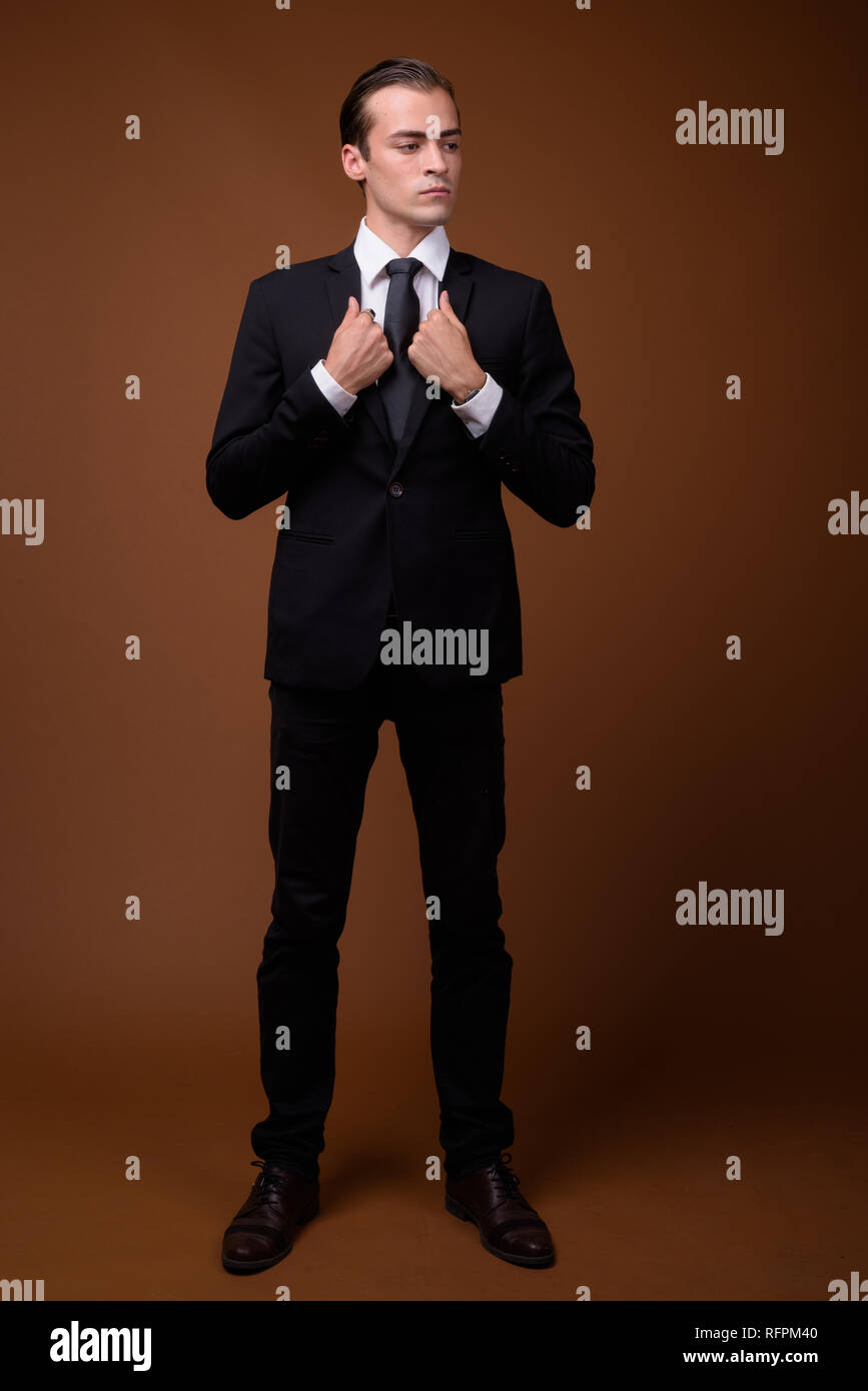 Volle Länge Schuß des Geschäftsmannes tragen Anzug beim Denken Stockfoto
