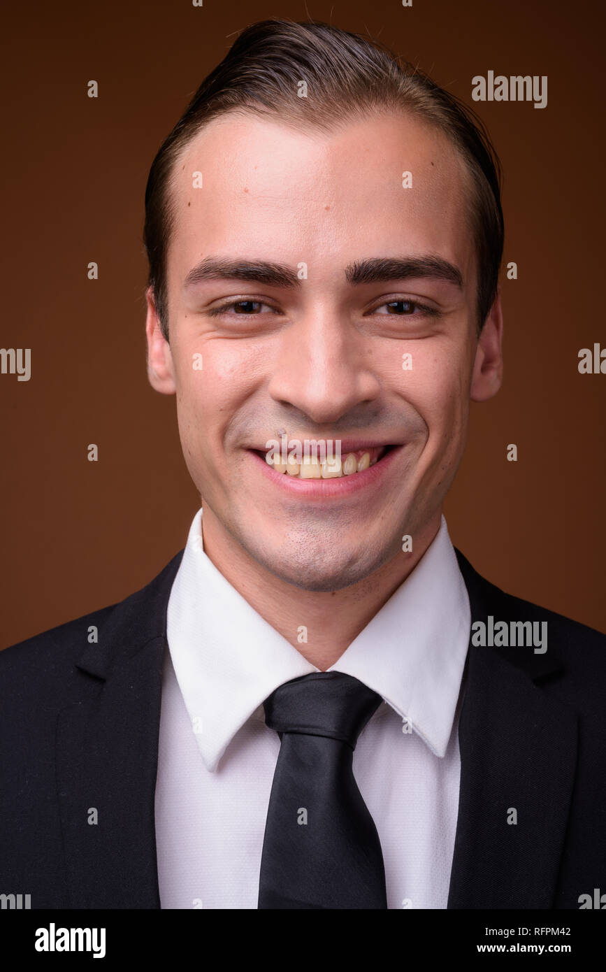 Gesicht der jungen kaukasischen Geschäftsmann zufrieden lächelnd Stockfoto