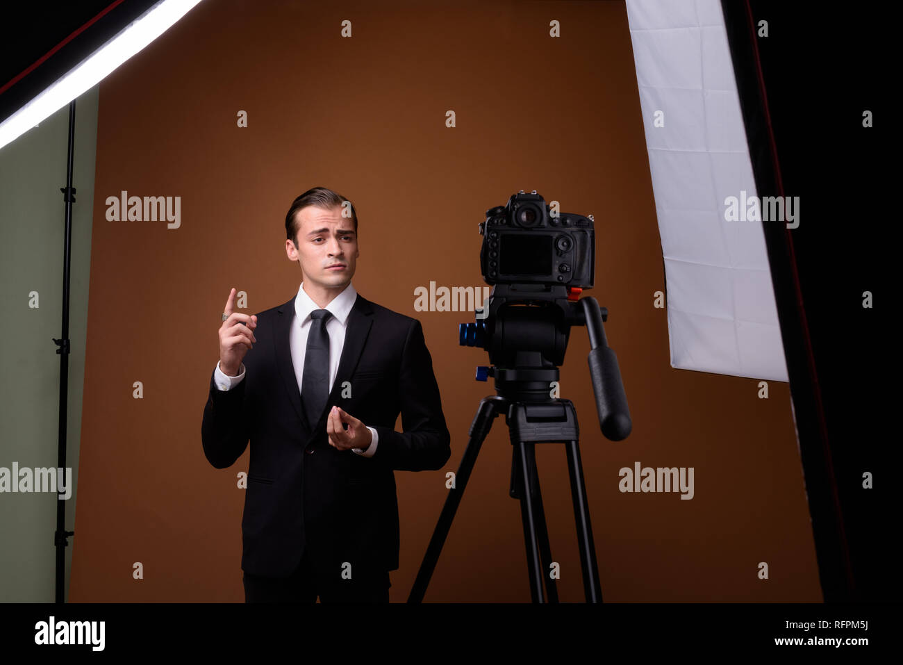 Porträt der jungen kaukasischen Geschäftsmann Einflussnehmer vlogging Stockfoto