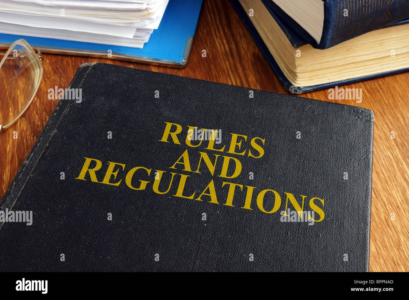 Regeln und Vorschriften Buch auf dem Schreibtisch. Stockfoto