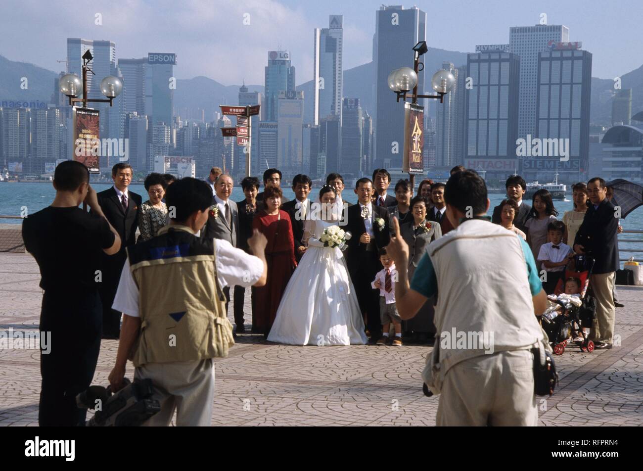 Hochzeit Party ein Gruppenfoto, öffentliche Pier Kowloon, Hongkong, China Stockfoto