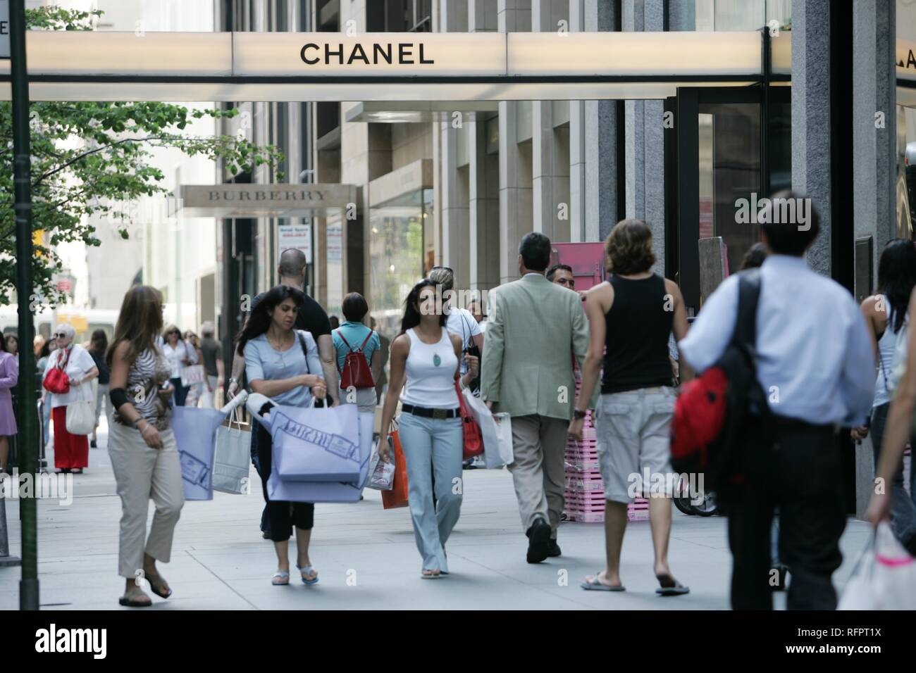 USA, Vereinigte Staaten von Amerika, New York City: Midtown Manhattan, an der 5th Avenue/57th Street. Chanel Boutique. Stockfoto