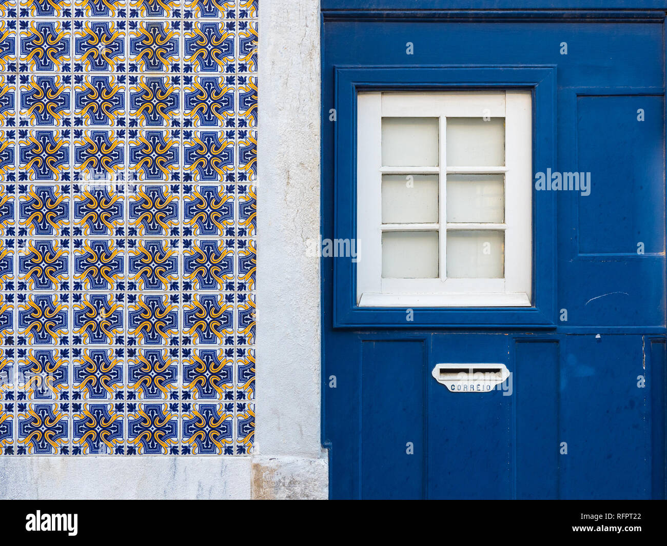 Traditionelle portugiesische Lissabon Hausfassade mit Azulejos Keramikfliesen und hölzerne Tür Stockfoto