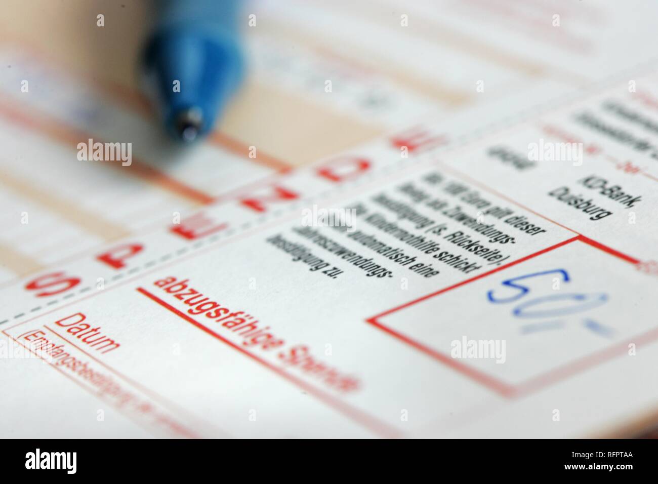 DEU, Deutschland: Überweisung Formular für eine Spende an eine freiwillige Organisation. Symbolische Foto Wirtschaft Stockfoto
