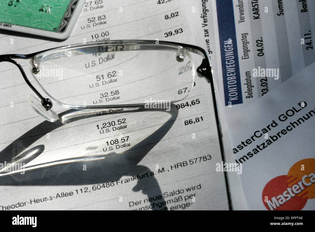 DEU, Deutschland: Monatliche Kreditkarte Rechnung. Symbolische Foto Wirtschaft Stockfoto