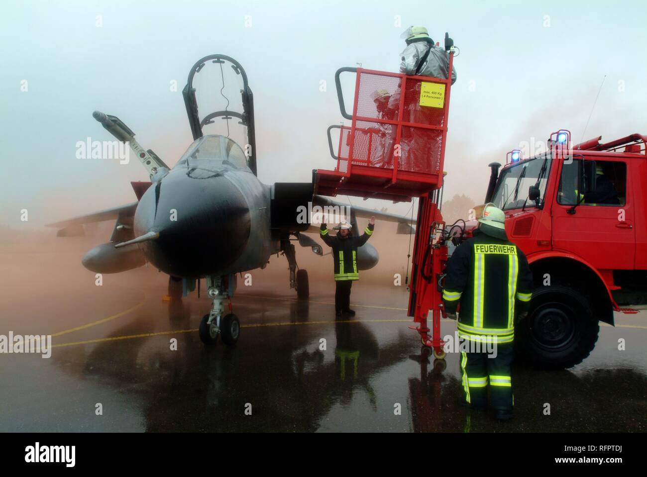 DEU, Bundesrepublik Deutschland, Lagerlechfeld: Rescue Übung der Flughafenfeuerwehr der deutschen Luftwaffe. Ein Kämpfer Stockfoto