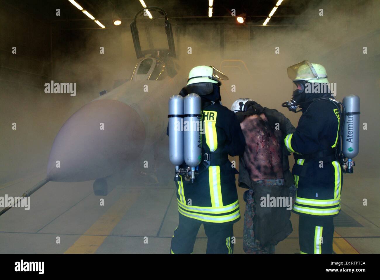 DEU, Bundesrepublik Deutschland,: Rescue Übung der Flughafenfeuerwehr eines deutschen Air Force Base. Eine Explosion hat Stockfoto