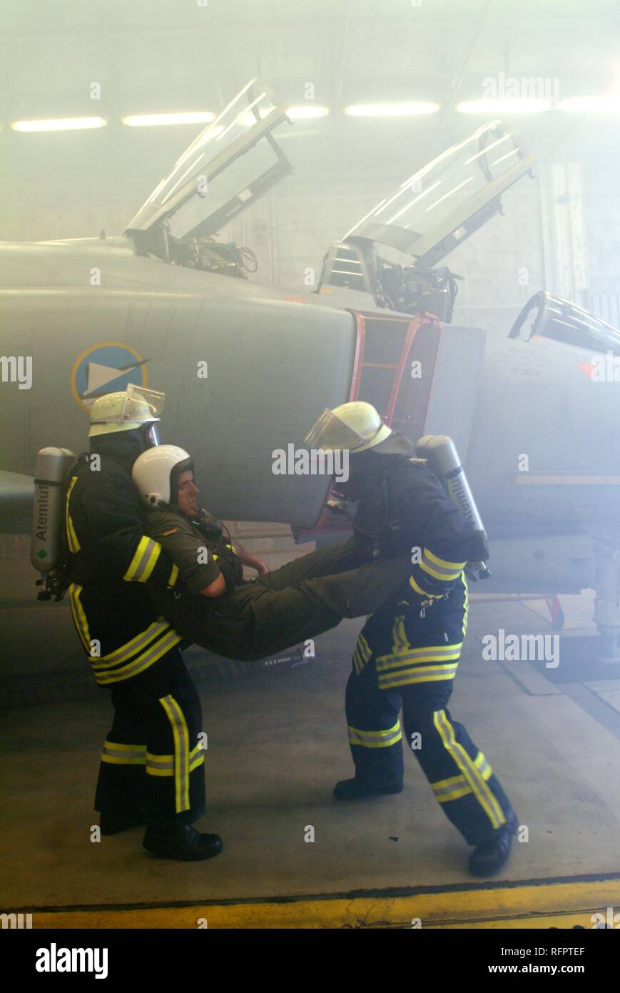DEU, Bundesrepublik Deutschland,: Rescue Übung der Flughafenfeuerwehr eines deutschen Air Force Base. Eine Explosion hat Stockfoto