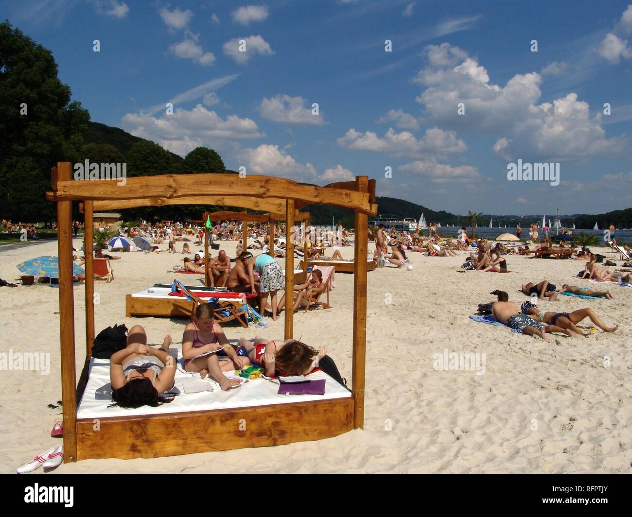 DEU, Deutschland, Essen: Baldeneysee, Ruhr. Künstliche Sandstrand zum Chillen und Spaß an der Ruhr Ufer. Seaside Beach Stockfoto