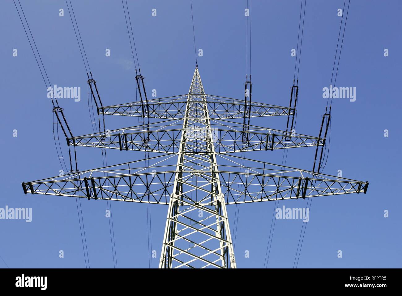 DEU, Deutschland: Hochspannungs-Gleichstrom-Übertragungsleitung. Stockfoto