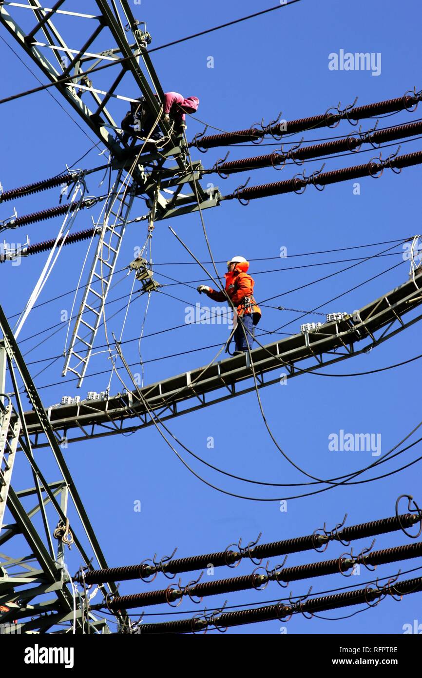 DEU, Deutschland: Arbeiter auf einem Hochspannungs-Übertragungsleitung. Stockfoto