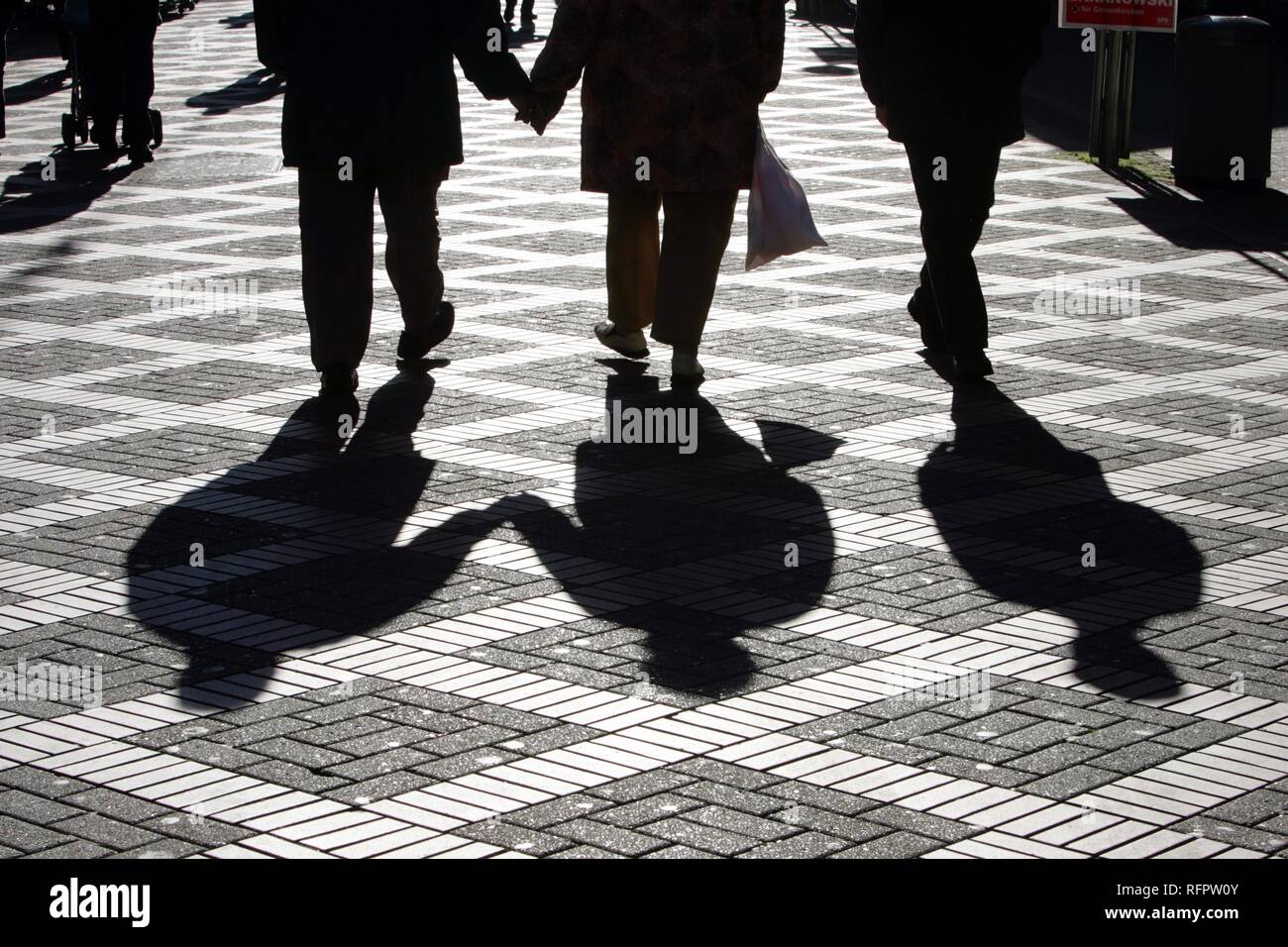 DEU, Deutschland, Gelsenkrichen: Schatten von Menschen auf der Straße. Stockfoto