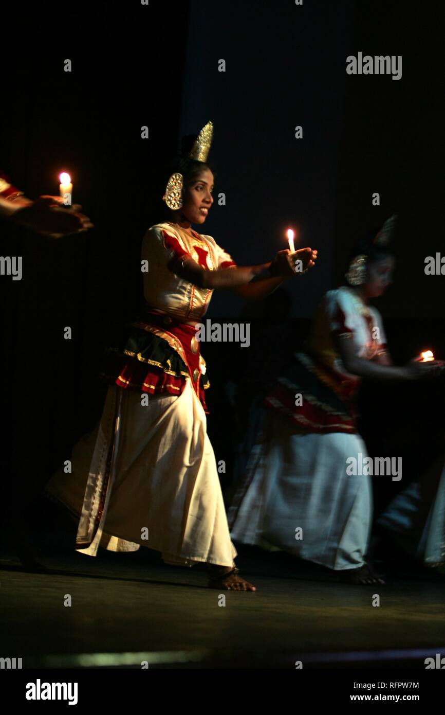 LKA, Sri Lanka, Kandy: Kohomba Tanz, Kandy Dance. Traditionelle Tanz beten den Gott Kohomba zu. Tanz Performance für Stockfoto