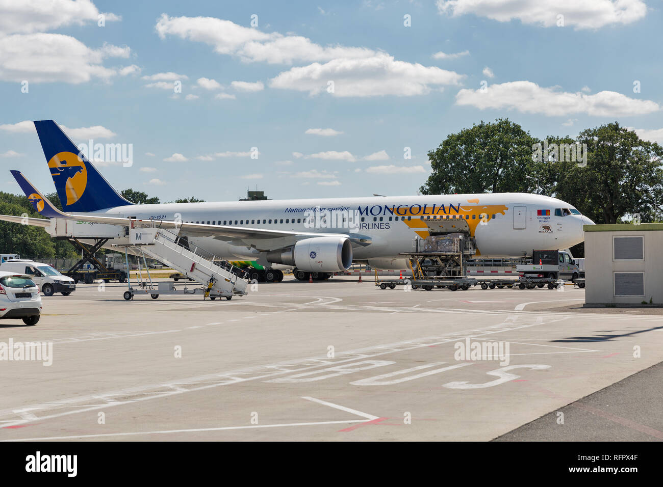 BERLIN, DEUTSCHLAND - 15. JULI 2018: Mongolian Airlines Boeing 767-34 G Passagierflugzeug in Tegel Otto Lilienthal International Airport. MIAT Hauptsitz Stockfoto