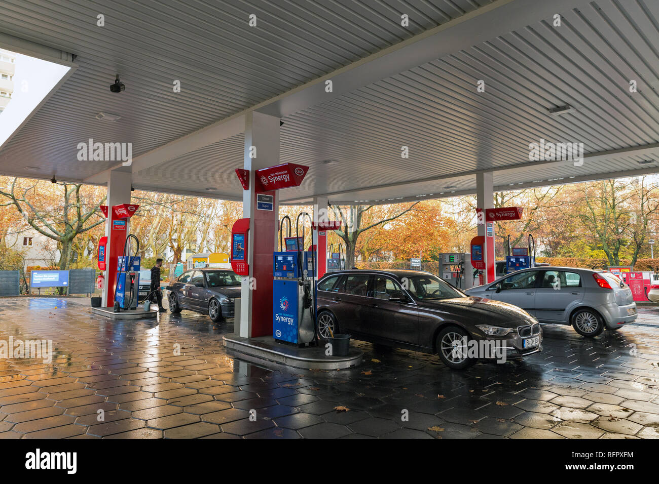 BERLIN, DEUTSCHLAND - 13 NOVEMBER 2018: Treiber füllen Sie die Autos an der ESSO Tankstelle. 1912 in den USA gegründet, der Name ist ein Akronym der Östlichen Zustand Stockfoto
