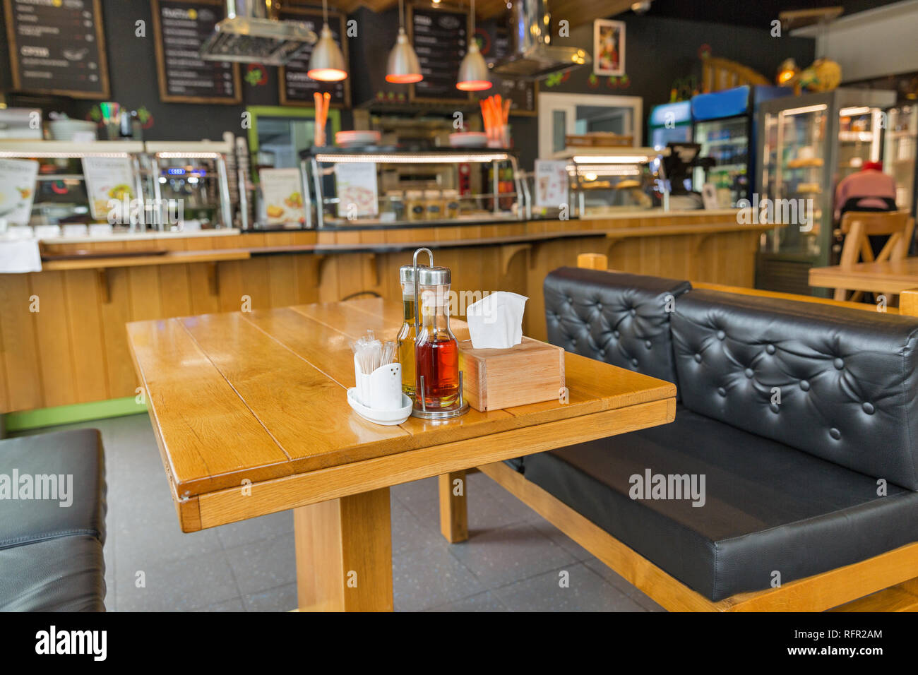 Innenraum der Snack Bar mit Holzmöbeln Stockfoto