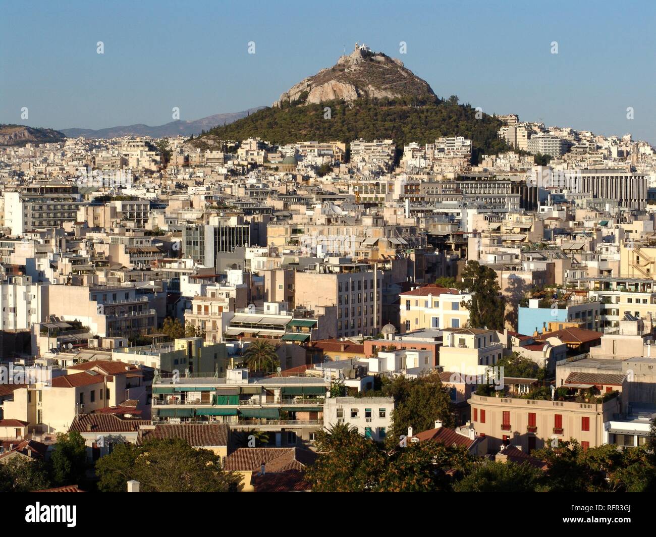Stadtzentrum, Mount Lykavittos mit der Kapelle von St. George, Athen, Griechenland Stockfoto