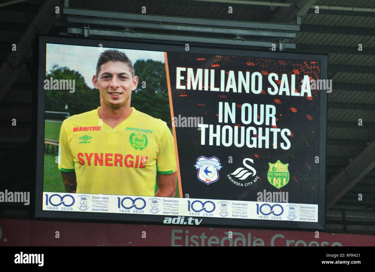 Ein Tribut an Cardiff City Stürmer Emiliano Sala ist auf der großen Leinwand im FA Cup in die vierte Runde in der Liberty Stadium, Swansea gezeigt. Stockfoto