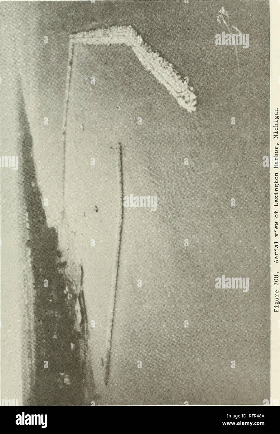 . Fallbeispiele von Corps Wellenbrecher und Steg Strukturen. Bericht 3. Wellenbrecher; Stege; Wellenbrecher; Stege. 305. Bitte beachten Sie, dass diese Bilder sind von der gescannten Seite Bilder, die digital für die Lesbarkeit verbessert haben mögen - Färbung und Aussehen dieser Abbildungen können nicht perfekt dem Original ähneln. extrahiert. Bottin, Robert R; US Army Engineer Wasserstraßen Experiment Station; in den Vereinigten Staaten. Armee. Korps der Ingenieure; Reparatur, Bewertung, Pflege und Rehabilitation. [Vicksburg, Fräulein: US Army Engineer Wasserstraßen Experiment Station; Springfield Stockfoto