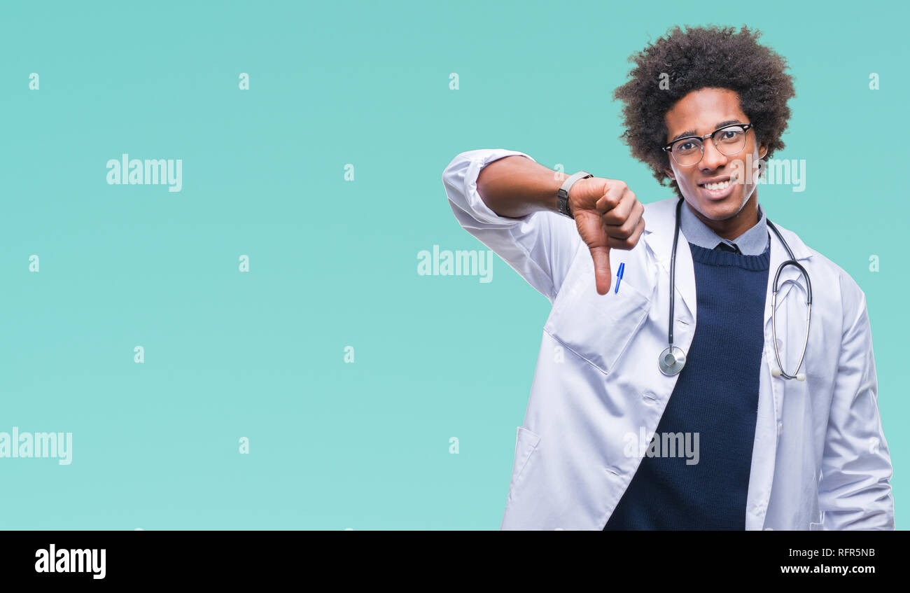 Afro-amerikanische Arzt Mann über isolierte Hintergrund unzufrieden und wütend, Ablehnung und negativ mit Daumen nach unten Geste. Schlechter Ausdruck. Stockfoto
