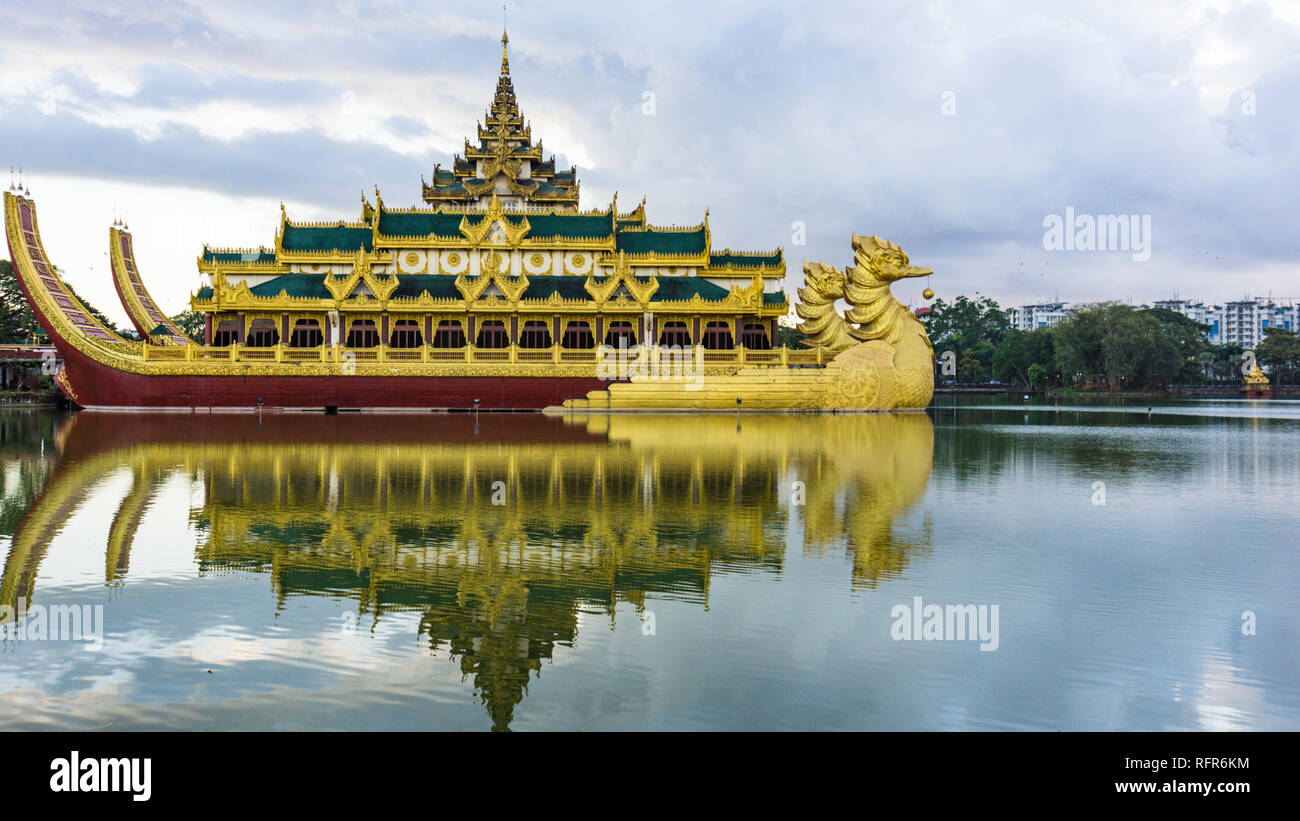 Blick auf den Kandawgyi See mit Golden Dragon Boot Gebäude Stockfoto