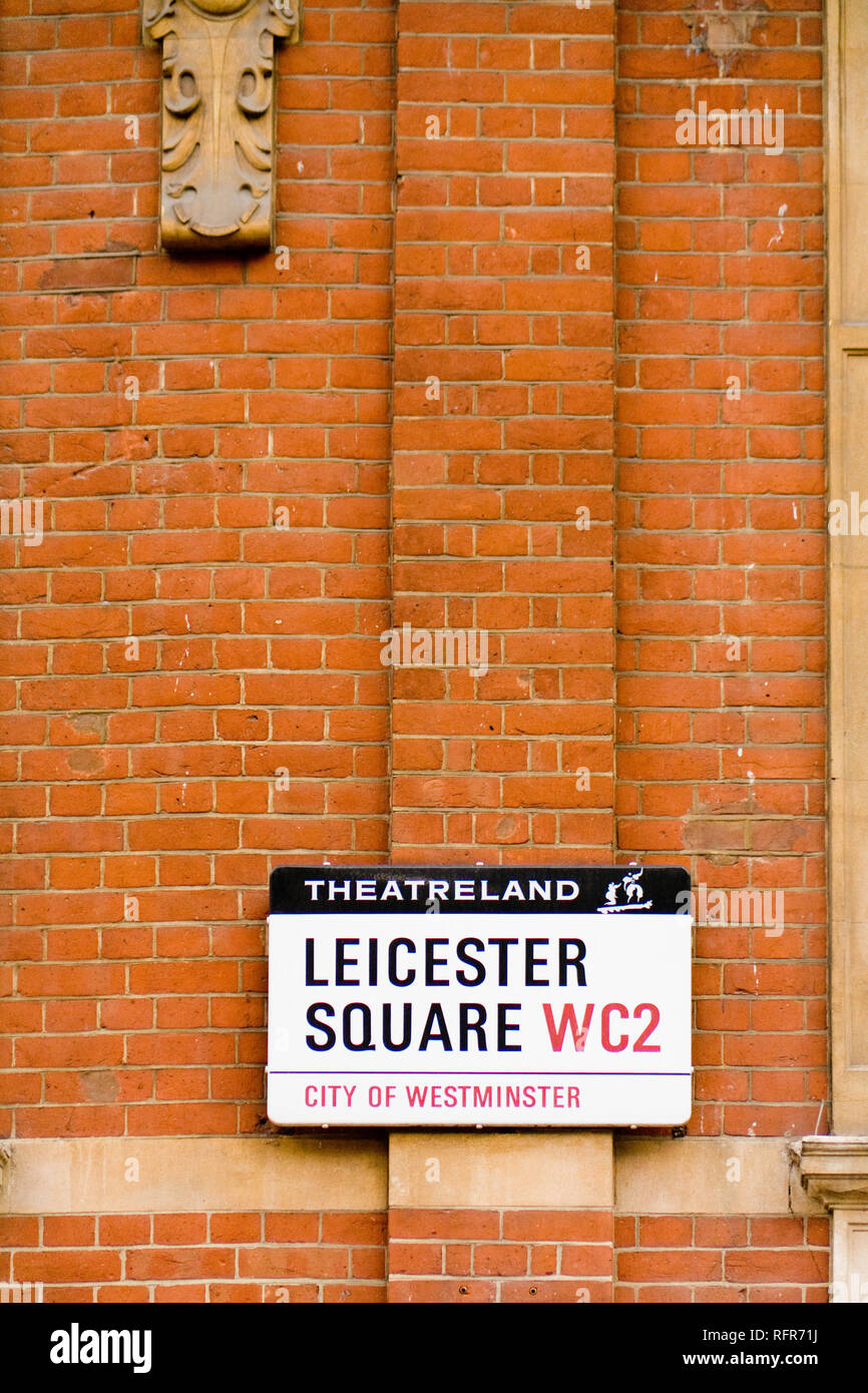 Leicester Square Straßenschild auf der Mauer Stockfoto