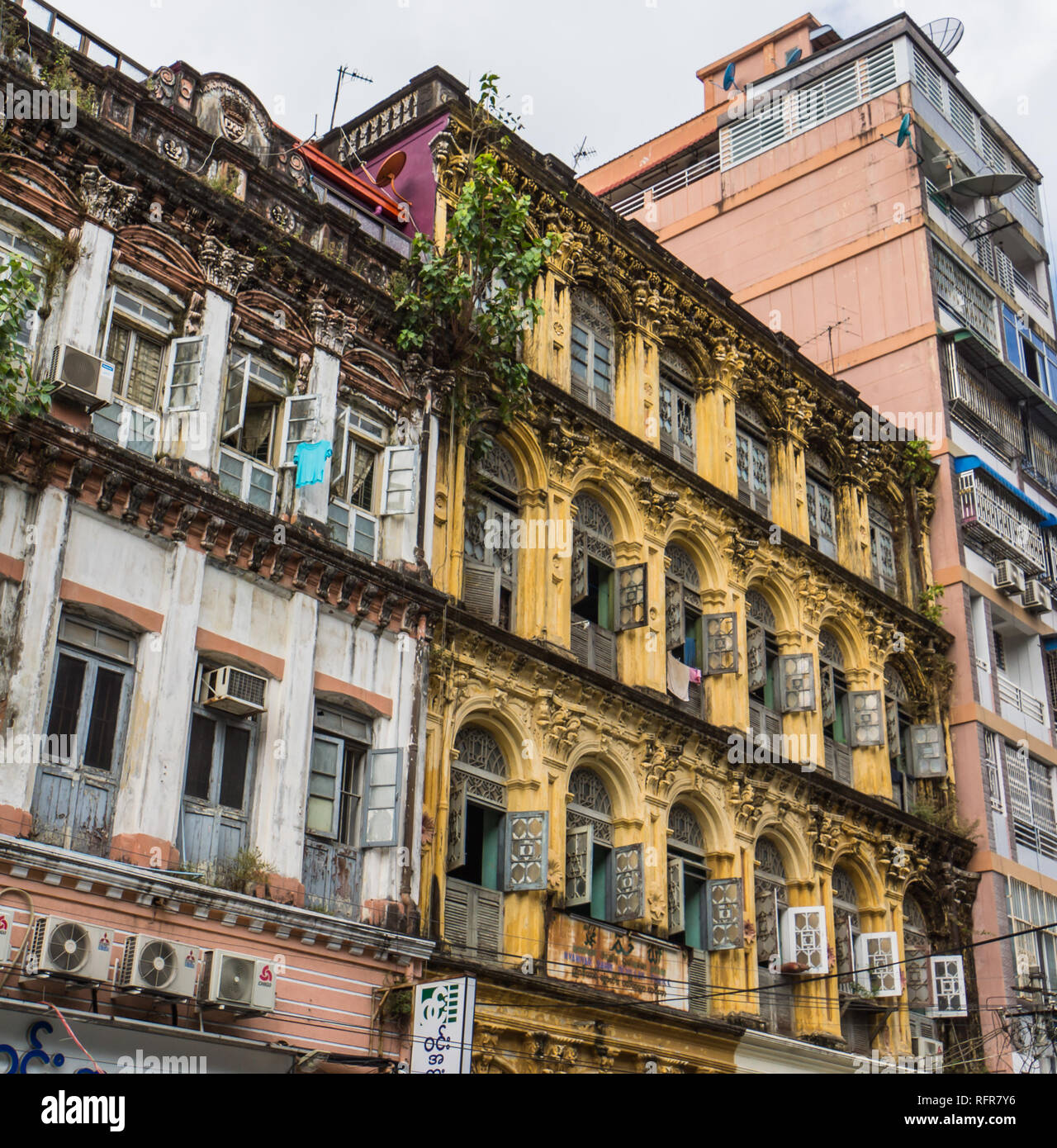 Gebäude in Yangon, Myanmar, reflektiert es die koloniale Geschichte Stockfoto