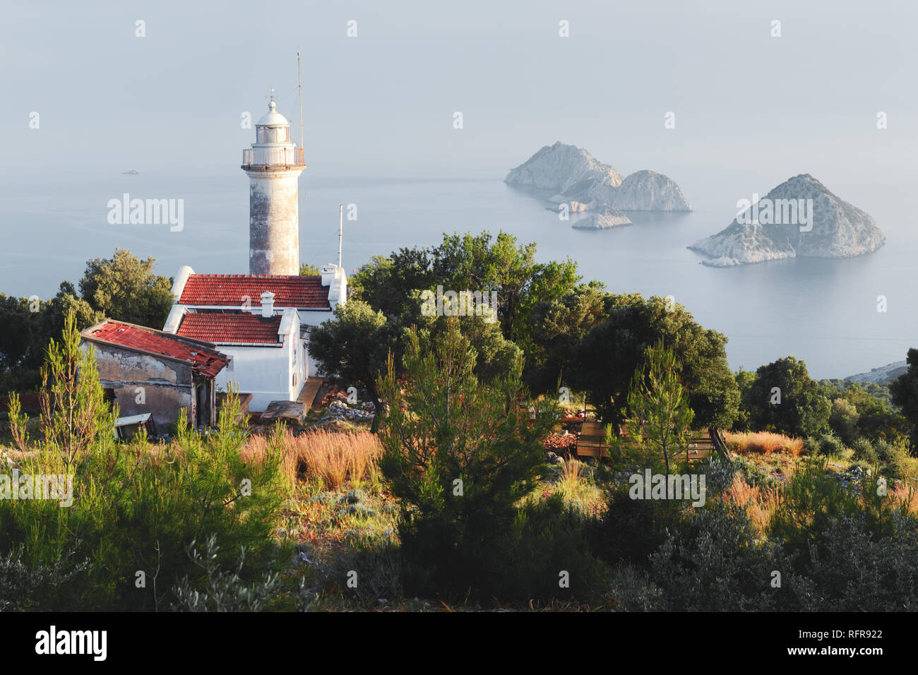 Malerische Szene mit Leuchtturm am Kap Gelidonya und kleinen Inseln im Mittelmeer. Landschaftsfotografie Stockfoto
