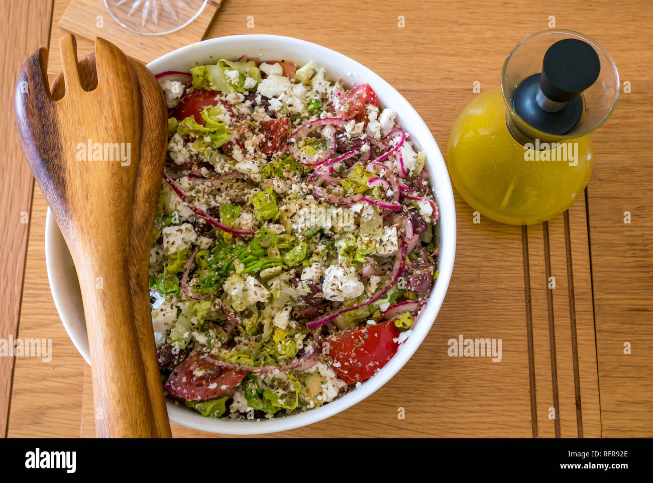 Weißes geschirr Salat Schüssel mit Griechischer Salat mit Feta, Tomaten,  marinierte rote Zwiebeln, Avocado Salat und lemon Vinaigrette  Stockfotografie - Alamy