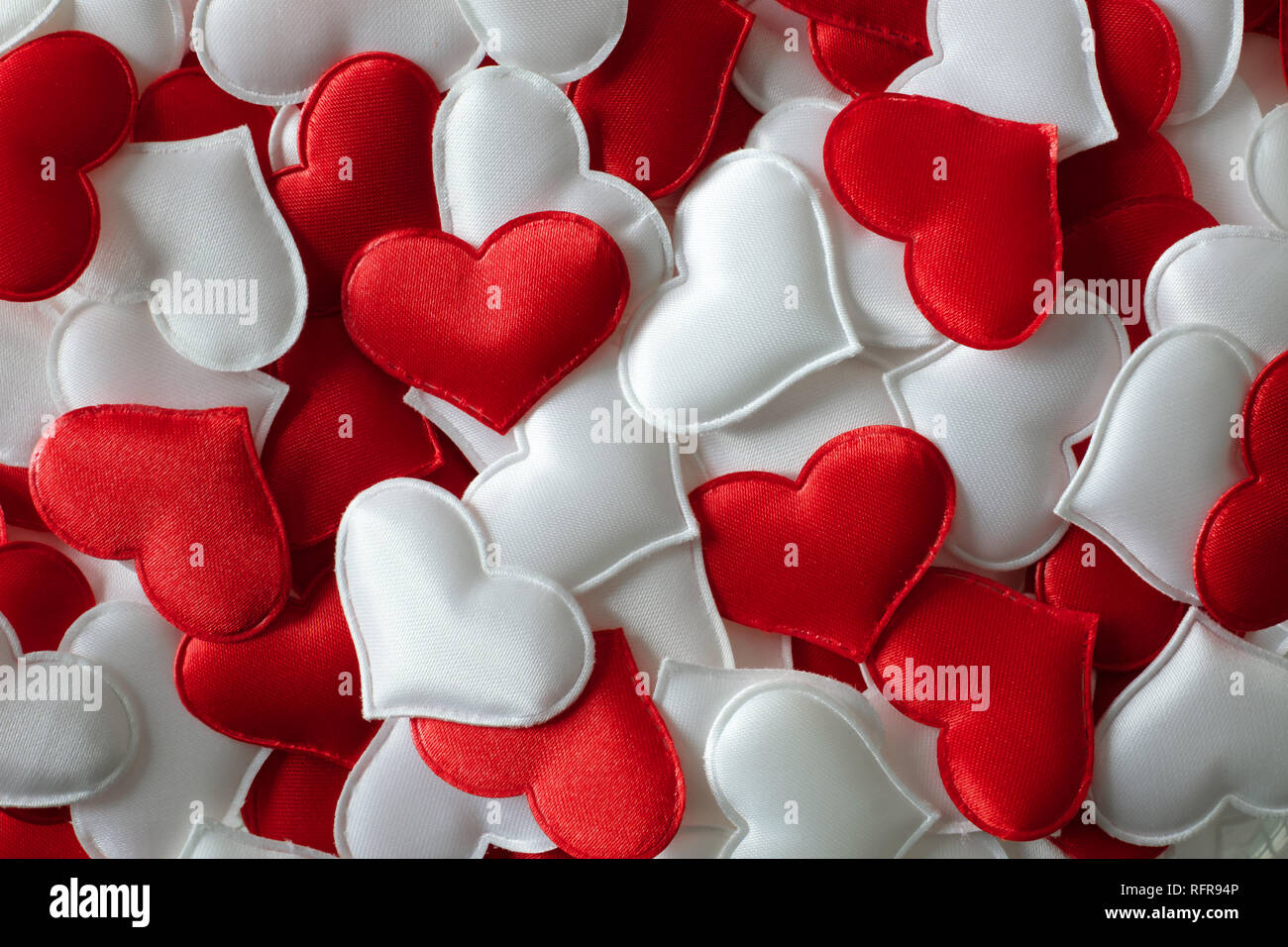 Rot und Weiß textil Herzen Nahaufnahme. Valentines Tag Hintergrund, kreative Textur und liebe Konzept Stockfoto