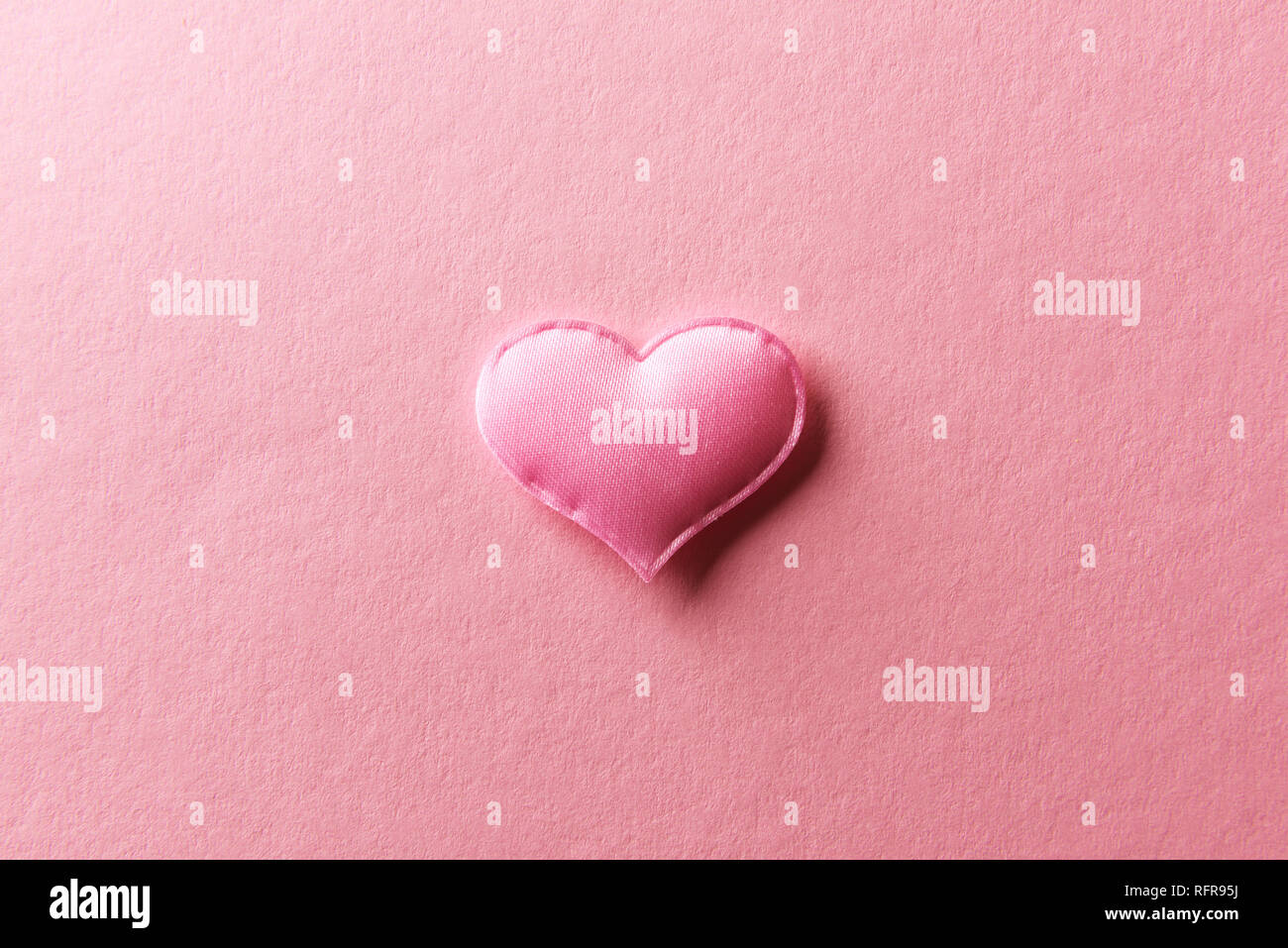 Textile Herz Rosa auf rosa Hintergrund. Valentines Tag Textur und liebe Konzept Stockfoto