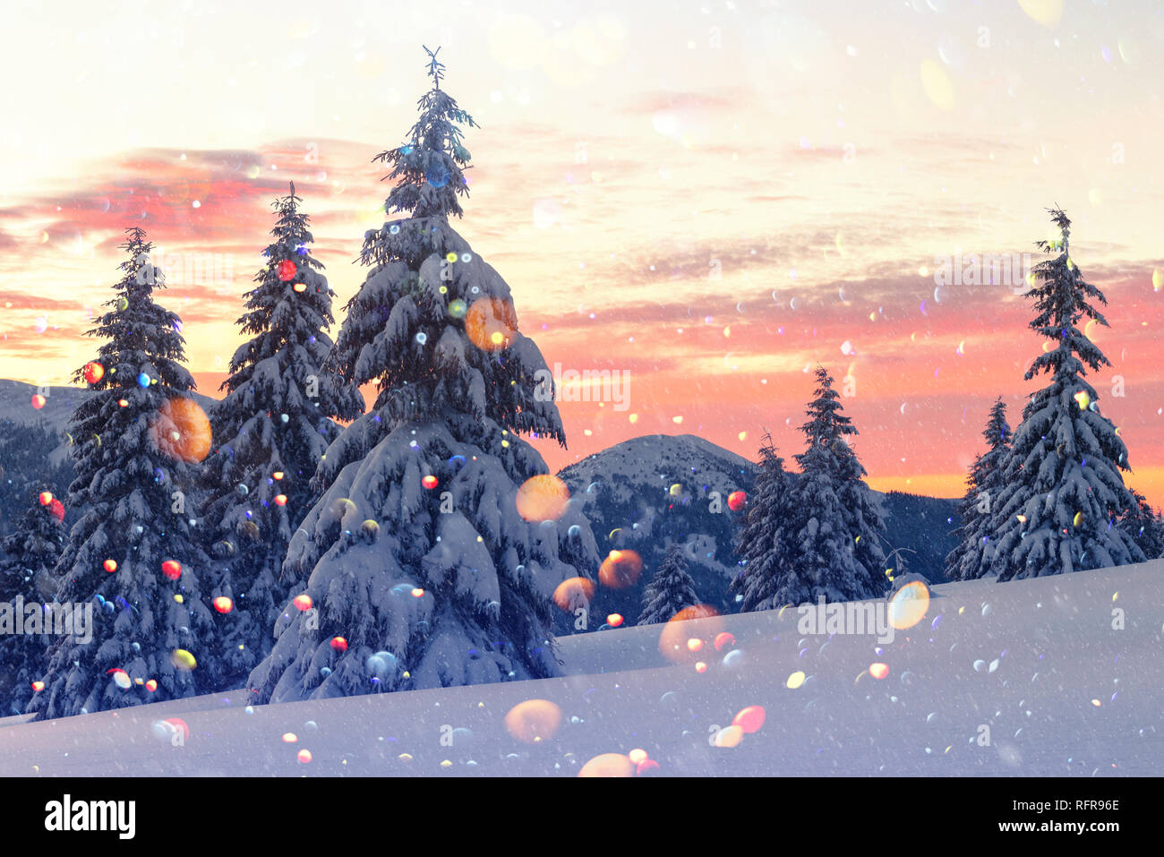 Fantastische orange Winterlandschaft in Snowy Mountains glühende durch Sonnenlicht. Dramatische winterliche Szene mit verschneiten Bäumen. DOF bokeh Licht postprocessing Effekt. Weihnachten collage Stockfoto