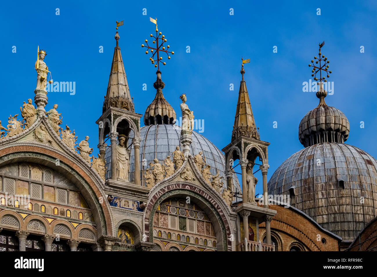 Die kunstvollen Kuppeln der Saint Mark's Basilika, der Basilika San Marco auf dem San Marco Platz, Piazza San Marco Stockfoto