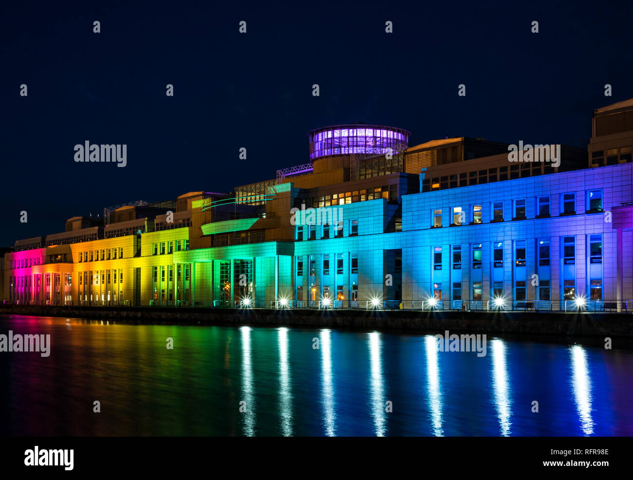 Victoria Quay schottische Regierung Gebäude, in Regenbogenfarben leuchten in der Nacht für den Internationalen Tag gegen Homophobie, Leith, Edinburgh, Schottland, Großbritannien Stockfoto