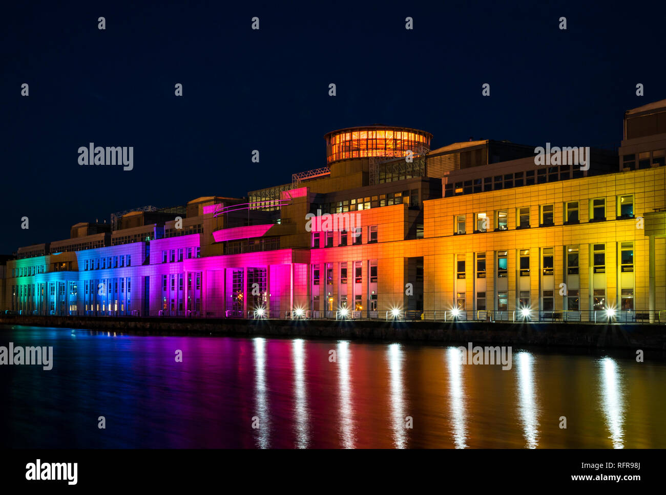 Victoria Quay schottische Regierung Gebäude, in Regenbogenfarben leuchten in der Nacht für den Internationalen Tag gegen Homophobie, Leith, Edinburgh, Schottland, Großbritannien Stockfoto