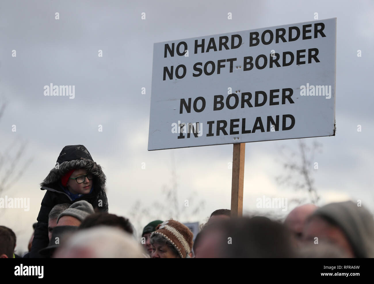 Die Menschen nehmen an einer anti-Brexit Kundgebung an der irischen Grenze in der Nähe von Carrickcarnan, Co Louth, ihren Widerstand gegen die Einführung von eine harte Grenze zwischen der Republik Irland und in Nordirland zum Ausdruck zu bringen. Stockfoto