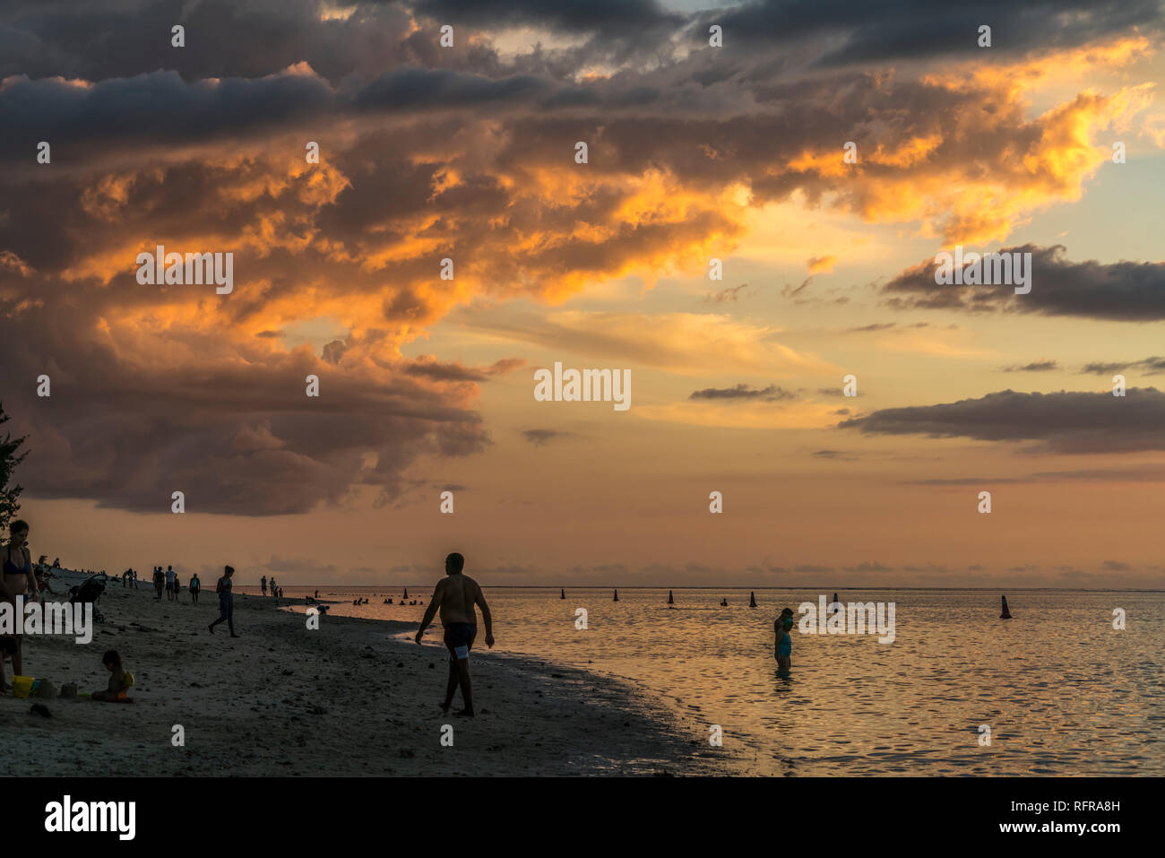 Sonnenuntergang am Strand von Flic en Flac, Mauritius, Afrika | Sonnenuntergang bei Flic en Flac, Mauritius, Afrika Stockfoto