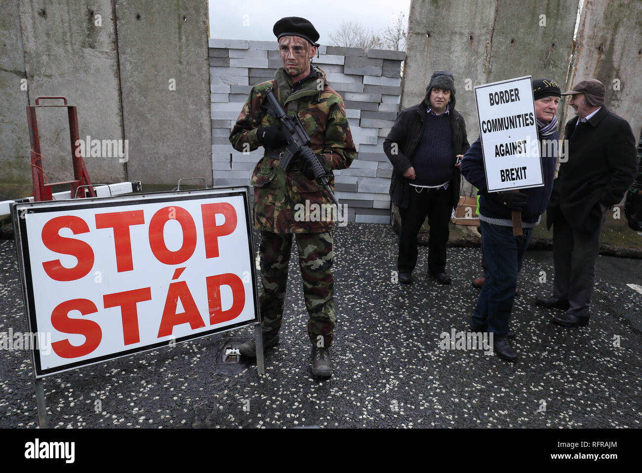 Ein Schauspieler, der in militärischen ermüdet nimmt teil an einer anti-Brexit Kundgebung an der irischen Grenze in der Nähe von Carrickcarnan, Co Louth, ihren Widerstand gegen die Einführung von eine harte Grenze zwischen der Republik Irland und in Nordirland zum Ausdruck zu bringen. Stockfoto