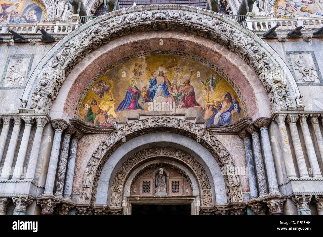 Eingangstor der Saint Mark's Basilika, der Basilika di San Marco, mit Felszeichnungen und farbenfrohen Gemälden an San Marco Platz, Piazza San Marco Stockfoto