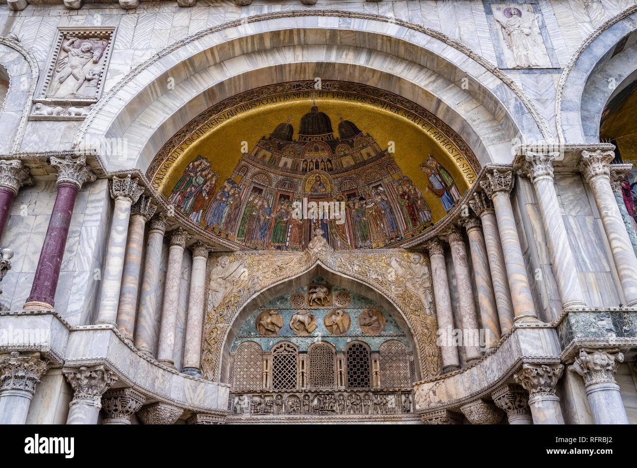 Eingangstor der Saint Mark's Basilika, der Basilika di San Marco, mit Felszeichnungen und farbenfrohen Gemälden an San Marco Platz, Piazza San Marco Stockfoto