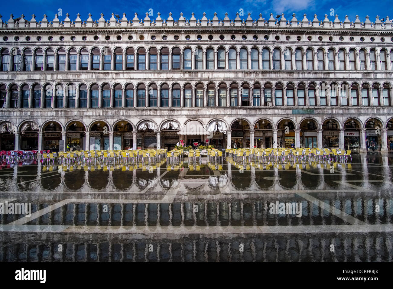 San Marco Platz, Piazza San Marco, mit Tischen und Stühlen für ein Restaurant vor der Procuratie Vecchie, während der Acqua Alta überflutet Stockfoto