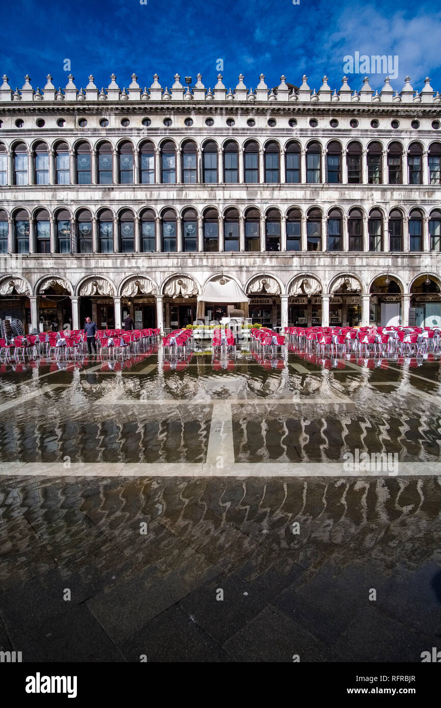 San Marco Platz, Piazza San Marco, mit Tischen und Stühlen für ein Restaurant vor der Procuratie Vecchie, während der Acqua Alta überflutet Stockfoto